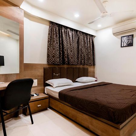 אחמדאבאד Hotel Ashish מראה חיצוני תמונה