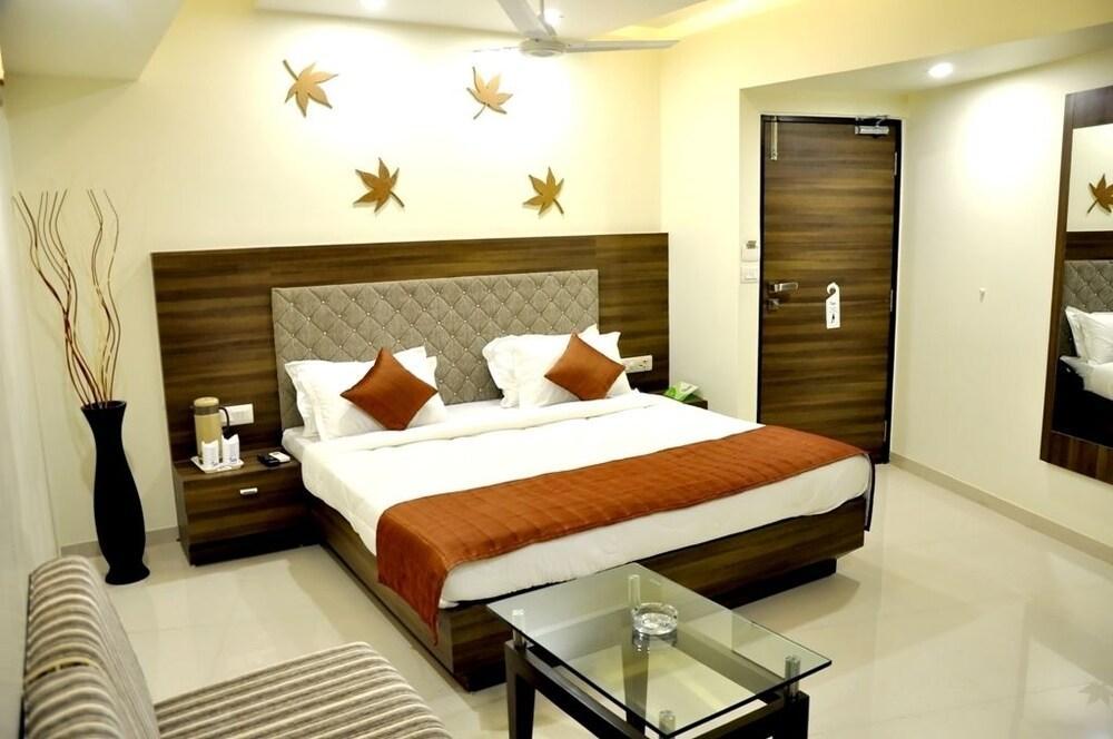 אחמדאבאד Hotel Ashish מראה חיצוני תמונה
