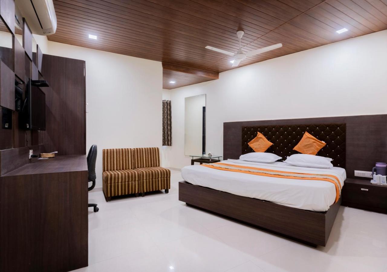 אחמדאבאד Hotel Ashish מראה חיצוני תמונה