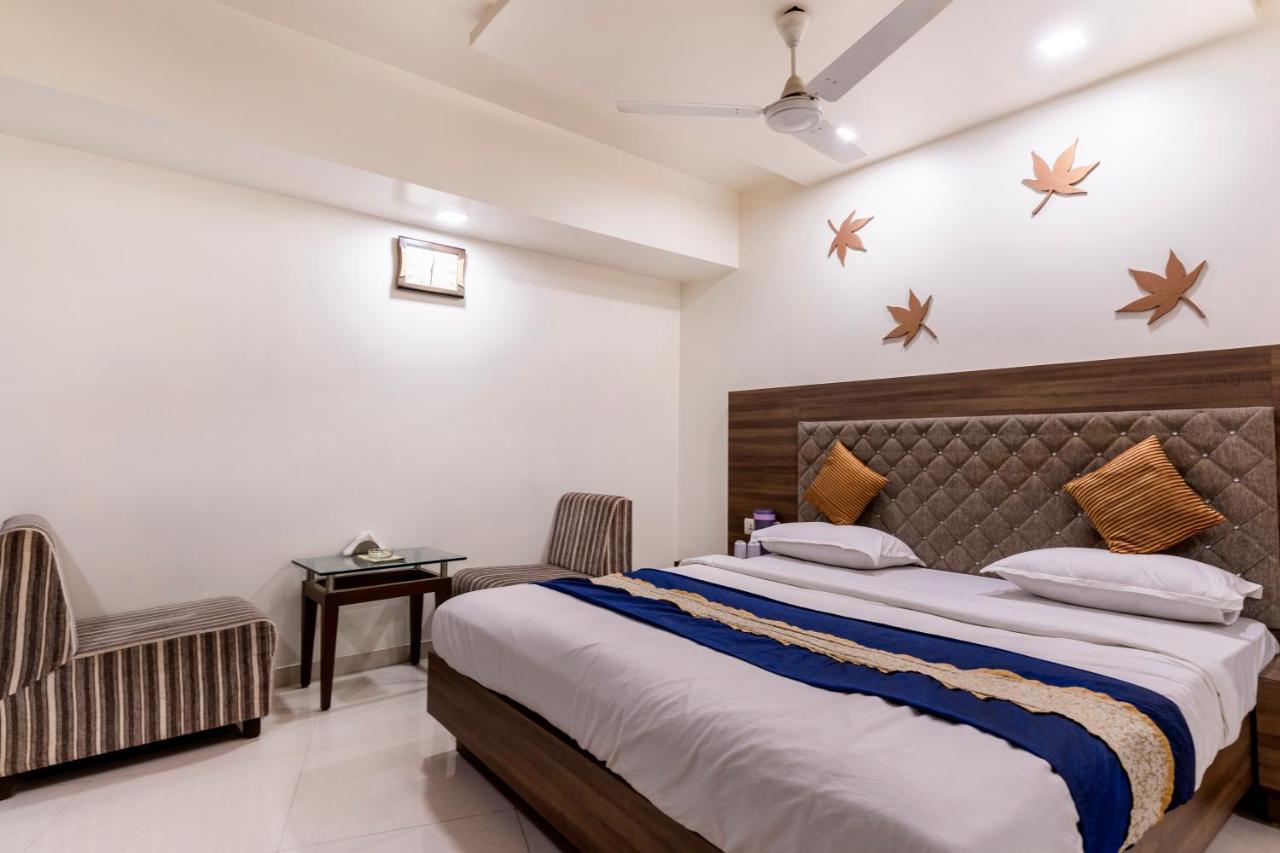 אחמדאבאד Hotel Ashish מראה חיצוני תמונה