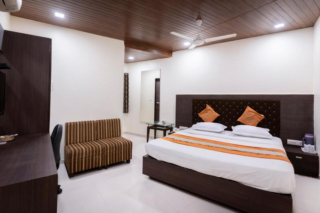 אחמדאבאד Hotel Ashish מראה חיצוני תמונה