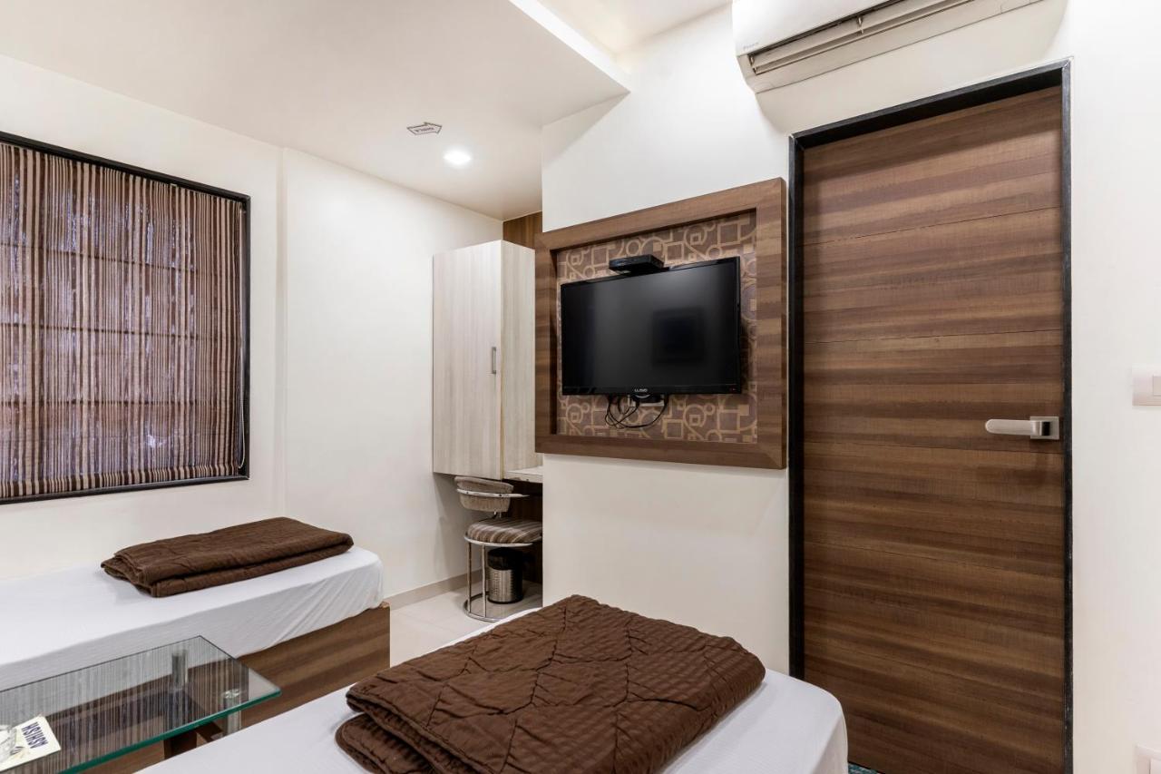 אחמדאבאד Hotel Ashish מראה חיצוני תמונה