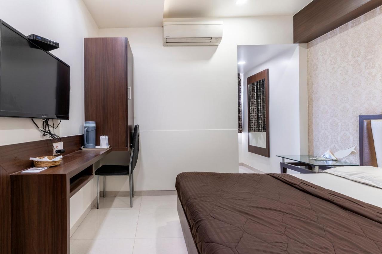 אחמדאבאד Hotel Ashish מראה חיצוני תמונה