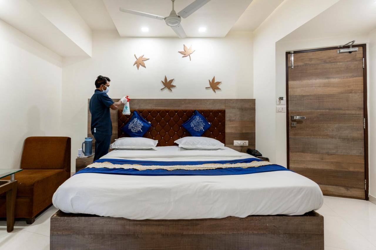 אחמדאבאד Hotel Ashish מראה חיצוני תמונה