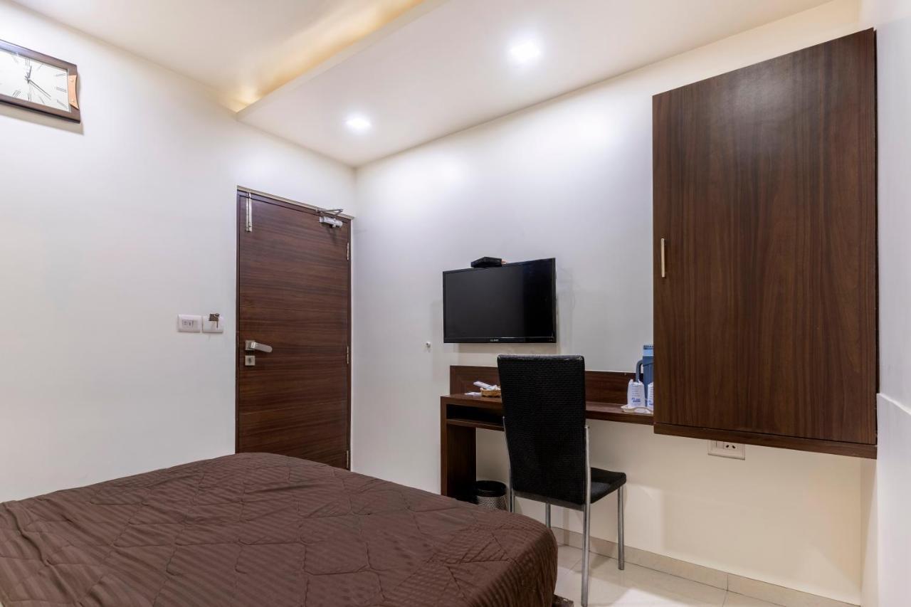 אחמדאבאד Hotel Ashish מראה חיצוני תמונה