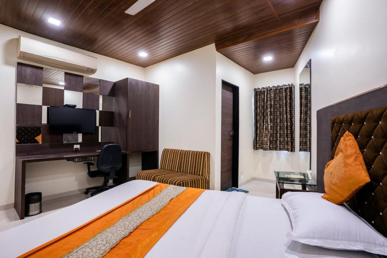 אחמדאבאד Hotel Ashish מראה חיצוני תמונה