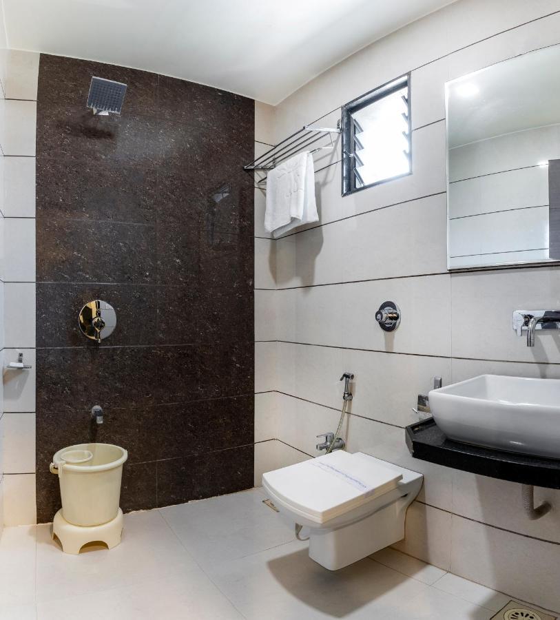 אחמדאבאד Hotel Ashish מראה חיצוני תמונה