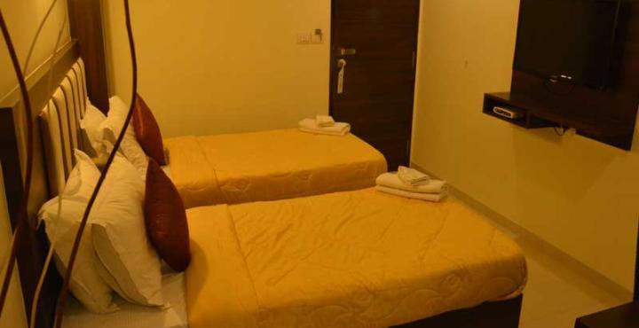 אחמדאבאד Hotel Ashish מראה חיצוני תמונה
