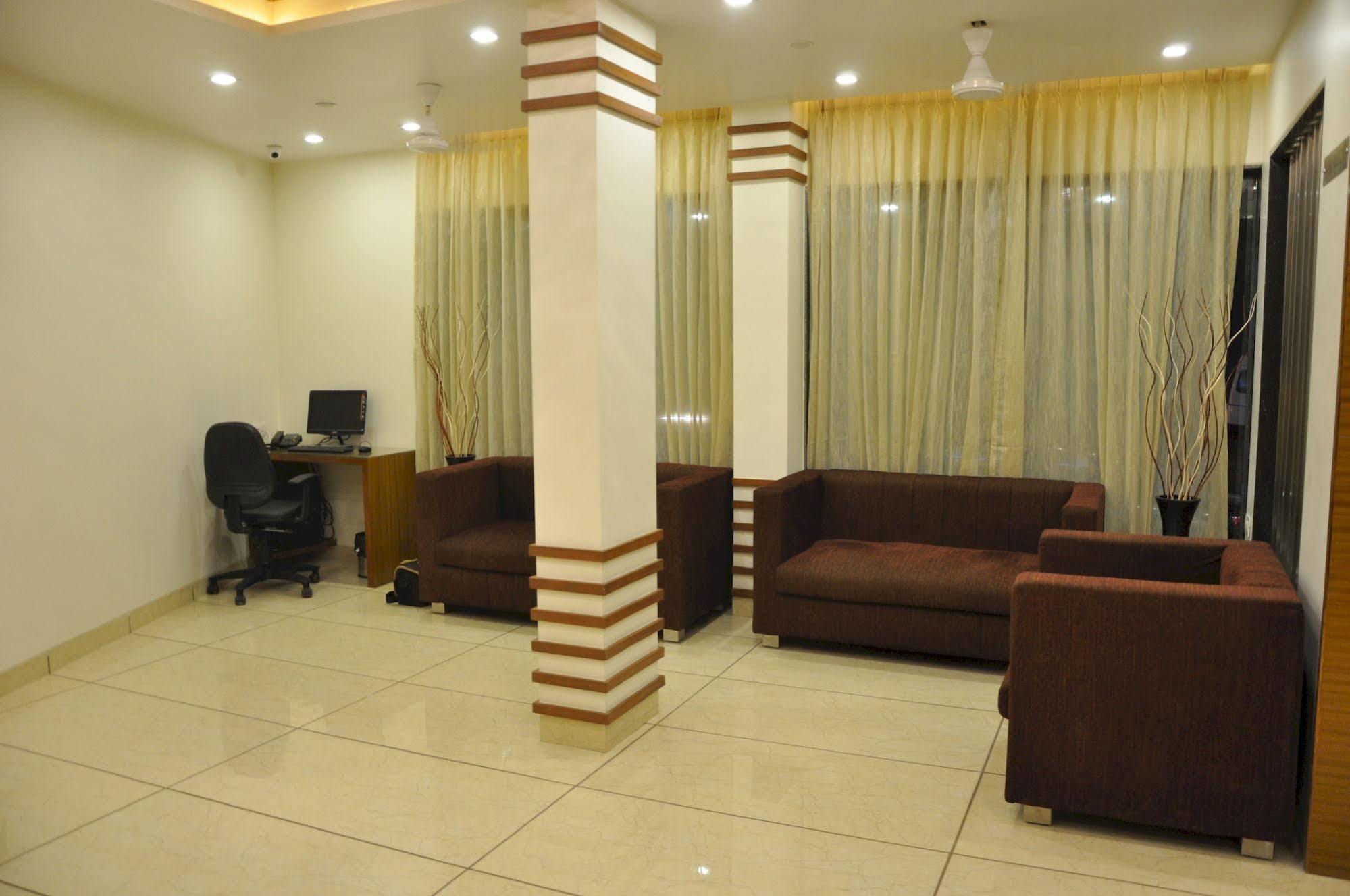 אחמדאבאד Hotel Ashish מראה חיצוני תמונה
