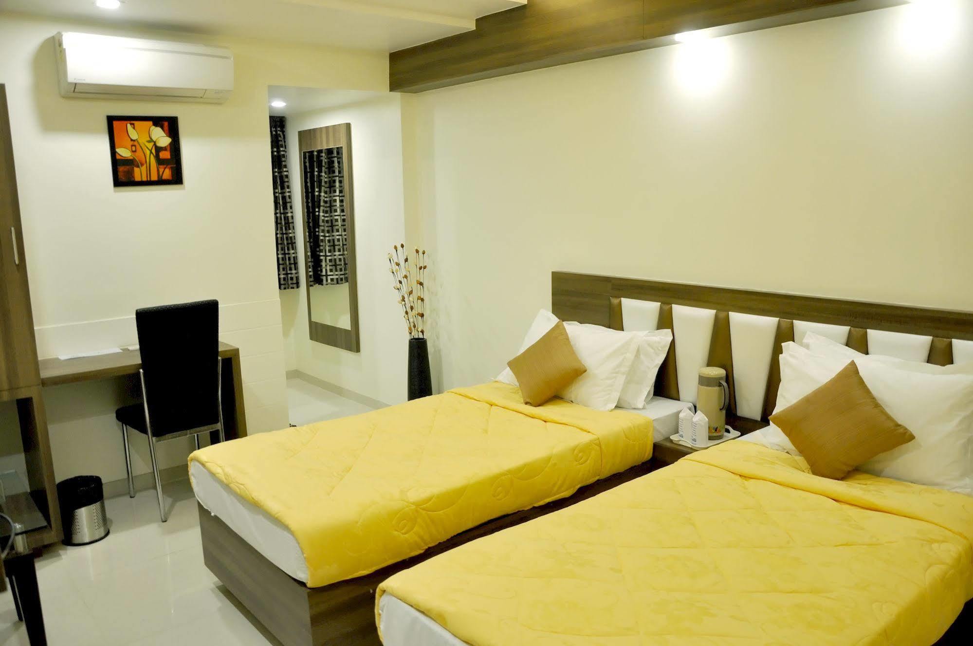 אחמדאבאד Hotel Ashish מראה חיצוני תמונה